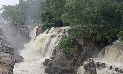 ஒகேனக்கல்லுக்கு நீர்வரத்து 14 ஆயிரம் கனஅடியாக நீடிப்பு