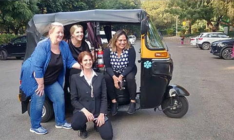 புல்லட் கவச கார் வேண்டாம்... ஆட்டோவில் பணிக்கு செல்லும் அமெரிக்க பெண் தூதர்கள்