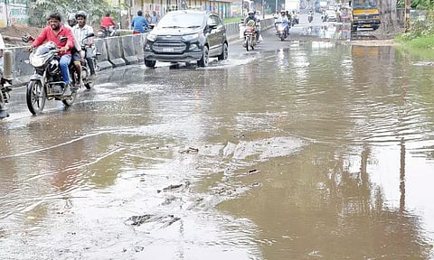 திருப்பூர்-ஊத்துக்குளி சாலையில் தேங்கிநிற்கும் கழிவுநீர்