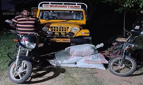 கேரளாவுக்கு 1½ டன் ரேஷன் அரிசி கடத்திய வாலிபர் கைது- சரக்கு வாகனம், மோட்டார் சைக்கிள்கள் பறிமுதல்