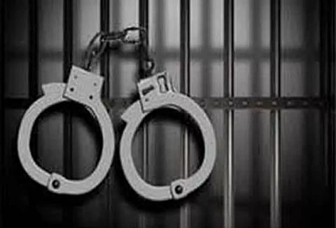 புகையிலை பொருட்கள் விற்ற 2 பேர் கைது