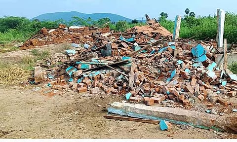 விவசாயி வீட்டை இடித்த கும்பல்