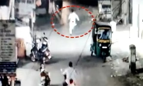 குஜராத்தில் காங்கிரஸ் பிரமுகரின் வாகனத்திலிருந்து ரூ.75 லட்சம் பணம் பறிமுதல்..!