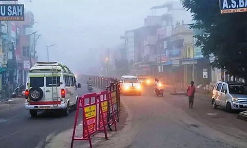 செங்கல்பட்டு, காஞ்சீபுரத்தில் கடும் பனிமூட்டத்தால் வாகன ஓட்டிகள் அவதி - முகப்பு விளக்கை எரிய விட்ட படி சென்றனர்