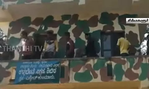 யானைகள் குடியிருப்பு பகுதிக்குள் நுழைந்ததால் வனத்துறை அலுவலகத்தை அடித்து நொறுக்கிய மக்கள்