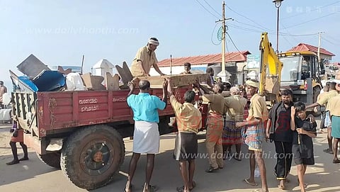 நடைபாதை ஆக்கிரமிப்பு கடைகள் அகற்றம்