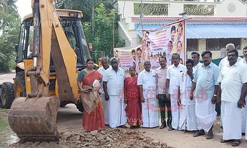 தார் சாலை அமைக்கும் பணி