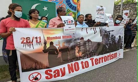 மும்பை தாக்குதல்; இலங்கையில் உள்ள பாகிஸ்தான் தூதரகத்திற்கு வெளியே போராட்டம்