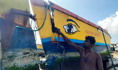 ராமேசுவரம் மீனவர்களின் நாட்டுப்படகு மீது ரோந்து கப்பலால் மோதிய இலங்கை கடற்படை...!