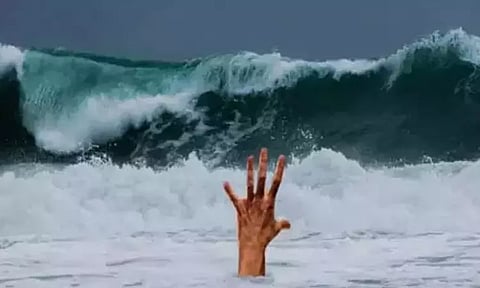 மாமல்லபுரத்தில் ராட்சத அலையில் சிக்கிய 3 கல்லூரி மாணவர்கள் மீட்பு