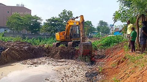 தேனி ராஜவாய்க்கால் தூர்வாரும் பணி தீவிரம்