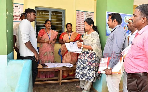 தர்மபுரி மாவட்டத்தில் 1,485 வாக்குச்சாவடிகளில் வாக்காளர் பட்டியலில் சுருக்க திருத்த சிறப்பு முகாம் கலெக்டர் சாந்தி நேரில் ஆய்வு