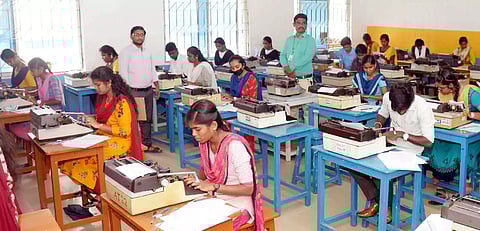 5 மையங்களில் 4 ஆயிரத்து 575 பேர் தட்டச்சு தேர்வு எழுதினர்