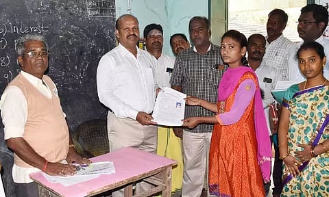 வாக்காளர் பட்டியலில் பெயர் சேர்த்தல், நீக்கல் செய்ய 2,303 வாக்குச்சாவடி மையங்களில் சிறப்பு முகாம்கள் புதுக்கடையில் கலெக்டர் பாலசுப்பிரமணியம் ஆய்வு