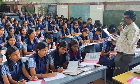 அரசு பள்ளி மாணவிகளுக்கு நீட் தேர்வு பயிற்சி