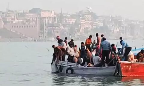 கங்கை நதியில் படகு கவிழ்ந்தது: 34 பக்தர்கள் மீட்பு