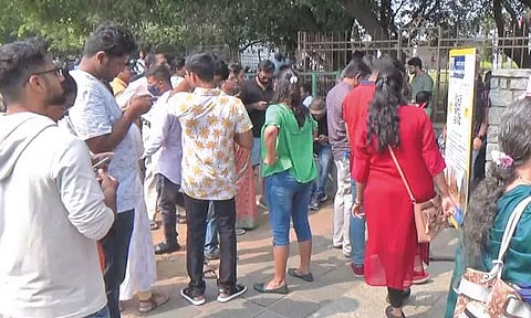 மாமல்லபுரம் கடற்கரை கோவிலில் மின்தடை... நுழைவு சீட்டு மையம் மூடப்பட்டதால் சுற்றுலா பயணிகள் அவதி