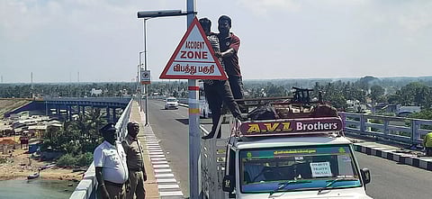 பாம்பன் ரோடு பாலத்தில் எச்சரிக்கை பலகைகள்