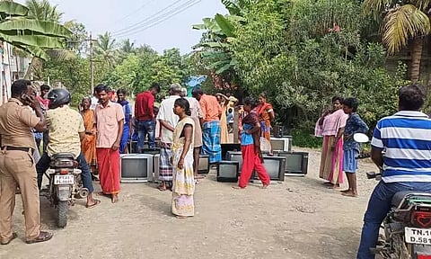 பழுதடைந்த மின்சாதன பொருட்களுடன் பொதுமக்கள் திடீர் மறியல்