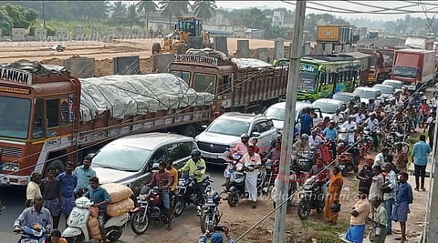 மதுரை வீரன் கோவிலை அகற்றுவதற்கு எதிர்ப்பு: சேலம்- நாமக்கல் நெடுஞ்சாலையில் பொதுமக்கள் மறியல்