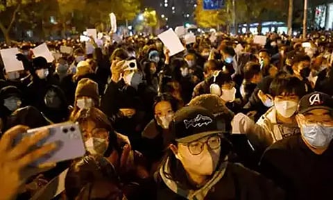 சீனாவில் போராட்ட செய்தியை படம் பிடித்த பிரபல தனியார் சேனல் நிருபருக்கு அடி, உதை