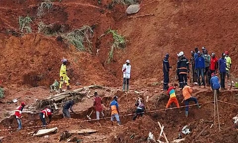 இறுதிச்சடங்கு நிகழ்ச்சியின் போது நேர்ந்த சோகம் - நிலச்சரிவில் சிக்கி 14 பேர் பலி