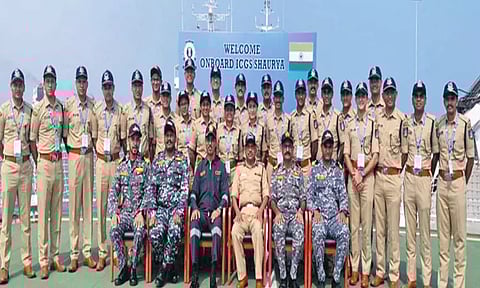 ஐதராபாத்தில் இருந்து சென்னைக்கு வந்த 25 பயிற்சி ஐ.பி.எஸ். அதிகாரிகள்; கடலோர பாதுகாப்பு படையினர் தேடுதல், மீட்பு ஒத்திகை