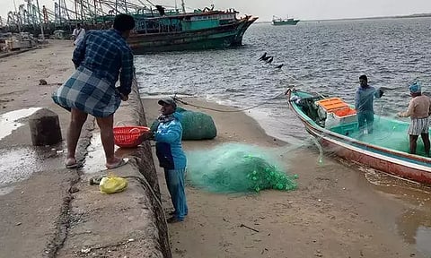 அவுரிவாக்கம் ஊராட்சியில் மீன் இறக்குமிடத்தில் படகு அணையும் தளம் அமைக்க வேண்டும் - மீனவர்கள் கோரிக்கை