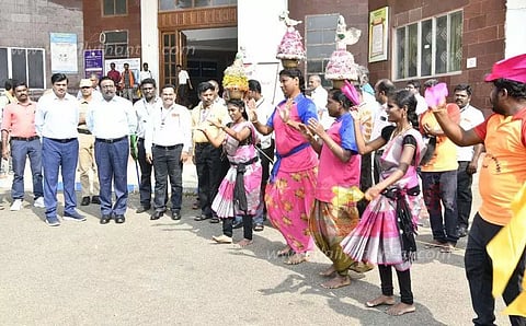 எய்ட்ஸ் கட்டுப்பாட்டு சங்கம் சார்பில் விழிப்புணர்வு கிராமிய கலை நிகழ்ச்சிகள்: கலெக்டர் தொடங்கி வைத்தார்