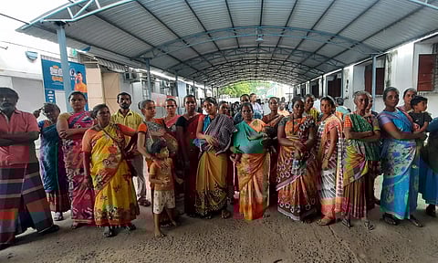 இலவச வீட்டுமனைப்பட்டா வழங்க வேண்டும்