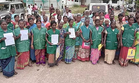 சிறப்பு காலமுறை ஊதியம் வழங்க கோரி குறைதீர் கூட்டத்தில் தூய்மை பணியாளர்கள் மனு