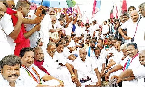 திருவாரூர் மாவட்டத்தில் 3 இடங்களில் ரெயில் மறியல்; எம்.பி., எம்.எல்.ஏ. உள்பட 500 பேர் கைது