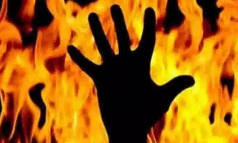 மனைவி நடத்தையில் சந்தேகத்தால் விரக்தி ஆட்டோ டிரைவர் தீக்குளித்து தற்கொலை