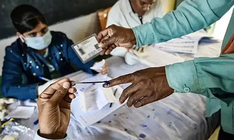 கொலை, பலாத்கார வழக்கில் சிக்கிய 330 வேட்பாளர்கள்...!! குஜராத் சட்டசபை தேர்தலில் போட்டி