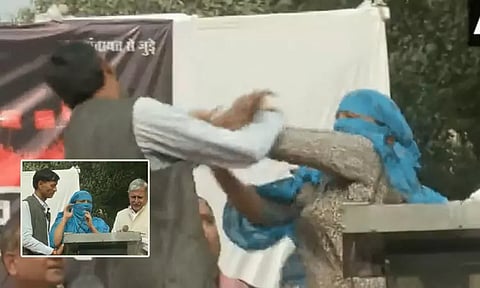 ஷ்ரத்தா வாக்கருக்கு நீதி கேட்டு கூட்டம் ; ஆணை செருப்பால் தாக்கிய பெண்