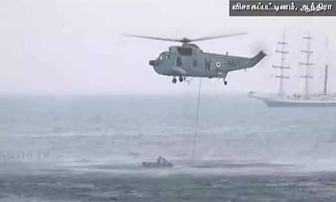 இந்திய கடற்படை தினத்தை முன்னிட்டு விசாகப்பட்டினத்தில் கடற்படை வீரர்கள் ஒத்திகை நிகழ்ச்சி