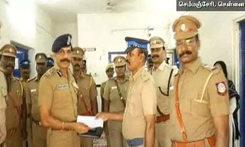 செம்மஞ்சேரி காவல்நிலையத்தில் டி.ஜி.பி. சைலேந்திர பாபு திடீர் ஆய்வு - எழுத்தருக்கு ரூ.5,000 வெகுமதி வழங்கி பாராட்டு