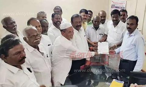 தென்காசி வணிகவரித்துறை அலுவலகத்தில் வியாபாரிகள் சங்கத்தினர் கோரிக்கை மனு