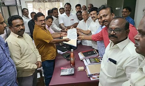 'டெஸ்ட் பர்சேஸ்' முறையை ரத்து செய்ய வேண்டும்; வணிக வரித்துறை அலுவலகங்களில் வர்த்தகர்கள் மனு