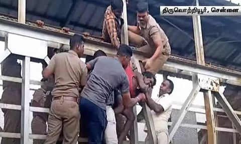 திருவொற்றியூரில் மேம்பாலத்தில் ஏறி தற்கொலை மிரட்டல் விடுத்த வடமாநில வாலிபர் - உயிரை பணயம் வைத்து மீட்ட போலீசார்