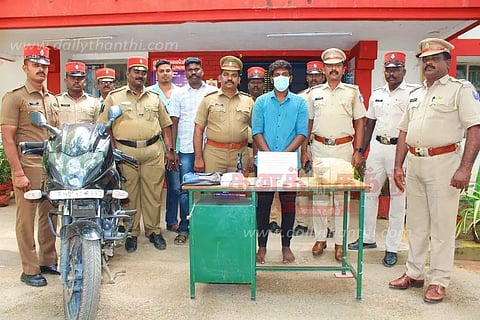 மாணவர்களுக்கு கஞ்சா விற்ற வாலிபர் கைது
