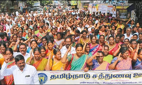 காலை சிற்றுண்டி திட்டத்தை பள்ளி சத்துணவு திட்டத்தில் சேர்க்க கோரி ஊழியர்கள் ஆர்ப்பாட்டம்