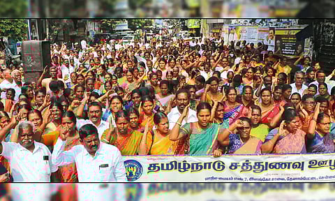 காலை சிற்றுண்டி திட்டத்தை பள்ளி சத்துணவு திட்டத்தில் சேர்க்க கோரி ஊழியர்கள் ஆர்ப்பாட்டம்