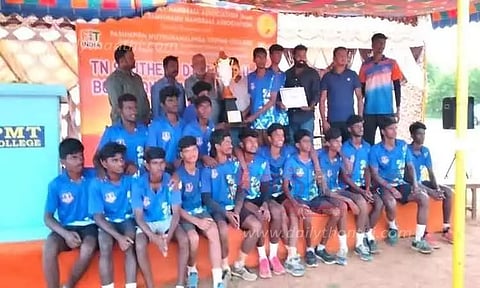 கைப்பந்து போட்டியில் மாணவர்கள் சாதனை