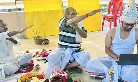 திருமணத்தில் மணமேடையிலும் கடமை உணர்வு? 'லேப்டாப்' பில் வேலையில் மூழ்கிய மாப்பிள்ளை...!