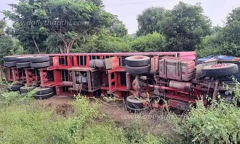 கார் உதிரிபாகங்களை ஏற்றிச்சென்ற கன்டெய்னர் லாரி கவிழ்ந்து விபத்து