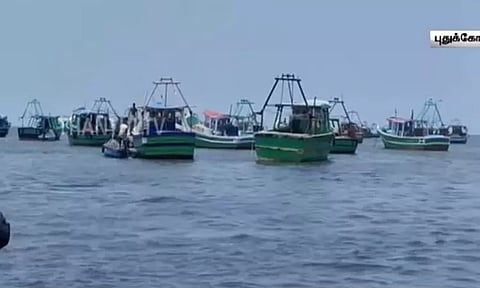 24 தமிழக மீனவர்கள் கைது: இலங்கை அரசின் நடவடிக்கை கண்டித்து காலவரையற்ற வேலை நிறுத்தம்