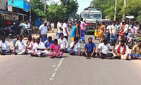 புதுப்பேட்டை அருகே இலவச வீட்டுமனை பட்டா கேட்டு கிராம மக்கள் சாலை மறியல் போக்குவரத்து பாதிப்பு