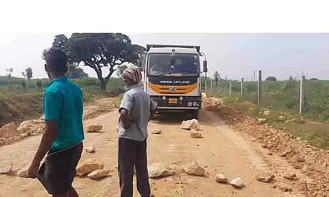 சுண்ணாம்புக்கல் ஏற்றி சென்ற லாரிகளை சிறைபிடித்த கிராம மக்கள்