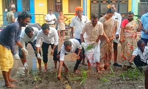 சாலையில் நாற்று நடும் போராட்டம்